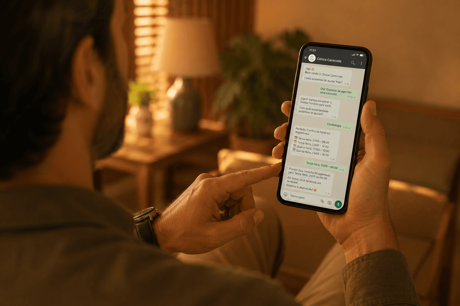 Paciente conferindo no celular uma conversa por WhatsApp com a assistente de IA da clínica.
